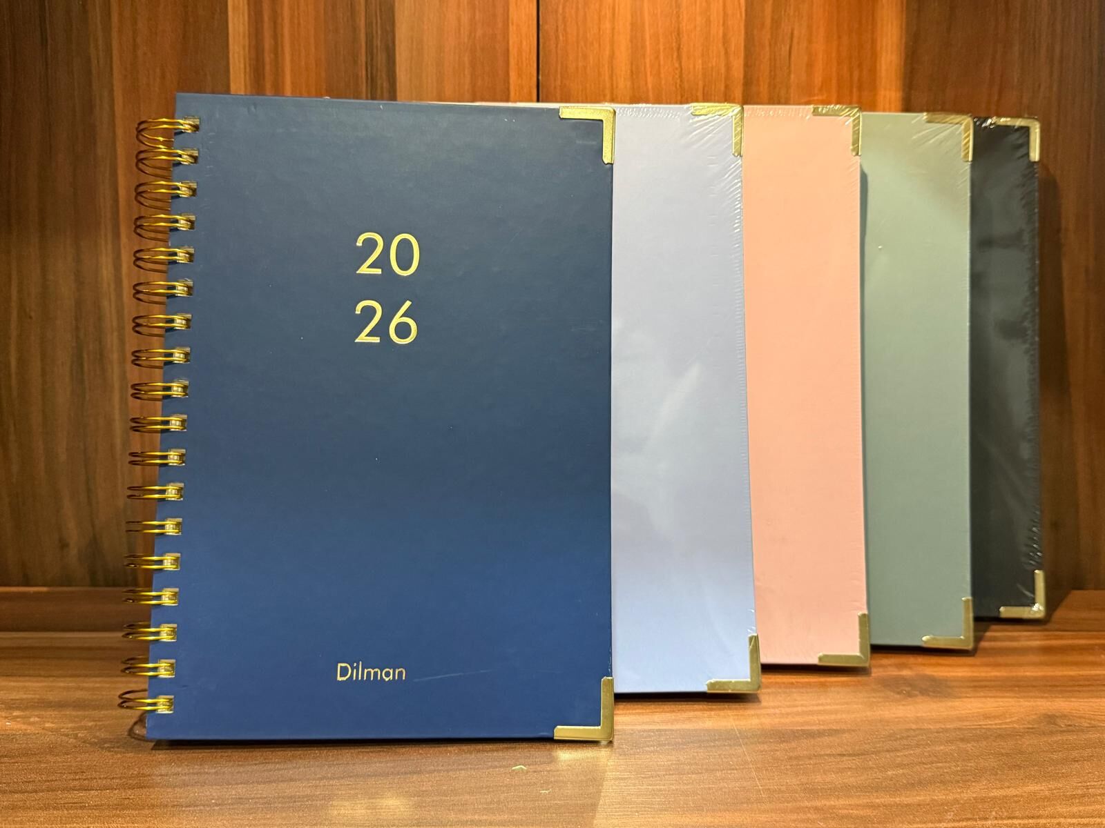 Tarihli Kuşe Kapak Spiralli 17x24 Günlük Ajanda 2026-Pembe